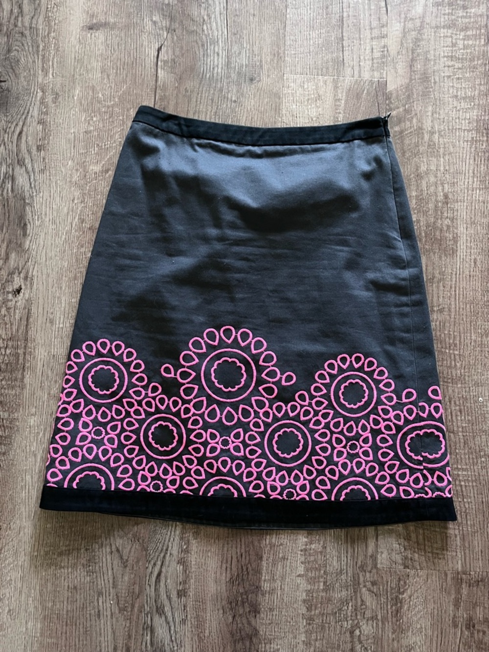 Boden Black A-Line Skirt with Pink Embroidered Hem size 4 cotton